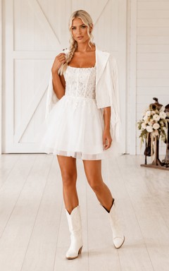 Vestido de novia estilo western corto con cuello cuadrado, flecos y encaje de estilo Cape Lace.