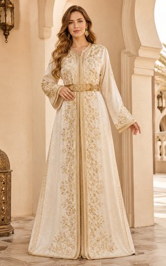 Vestido largo de manga acampanada con bordados de joyas y corte en A, color marfil y dorado, de la marca Takchita.
