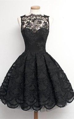 Ärmelloses kurzes Spitzenkleid mit hohem Kragen
