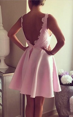 Vestido corto de corte A hasta la rodilla con escote en V y apliques sin mangas