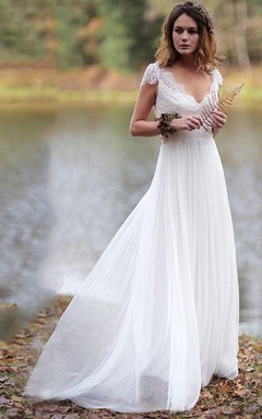 Ätherisches, figurbetontes Brautkleid aus Chiffon und plissierter Spitze