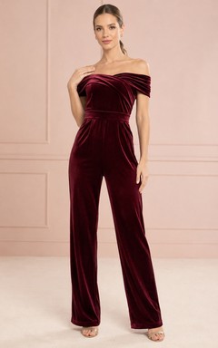 Burgunderfarbener Samt-Jumpsuit mit schulterfreiem Ausschnitt, gefaltetem Ausschnitt, betonter Taille, weitem Bein und formeller Silhouette