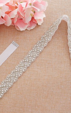 Elegante cinturón con cuentas y pedrería.