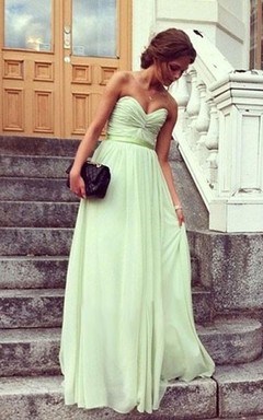 Ärmelloses, bodenlanges Chiffon-Abendkleid in A-Linie mit Herzausschnitt und Falten