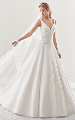 Robe de mariée élégante, plissée, coupe trapèze, col en V, dos nu en V et traîne.