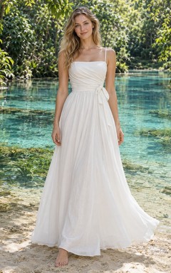 Einfaches, eckiges Brautkleid aus Baumwollvoile mit Trägern und seitlichem Bindeband am Rock.