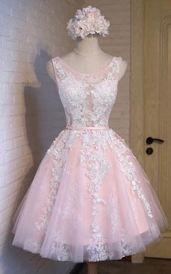 Robe trapèze en dentelle mignonne sans manches à col rond et lacets