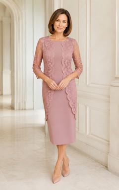 Robe de mariée en satin stretch rose poudré avec dentelle, coupe fourreau, manches 3/4, encolure bateau, longueur genou