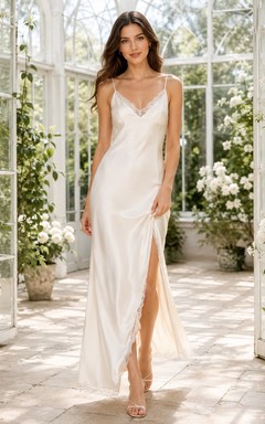Vestido de novia romántico de satén con escote en V, ribete de encaje y tirantes finos, largo hasta el suelo.