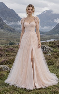 Zartrosa Tüll-Brautkleid mit herzförmigem Ausschnitt, Schleifenträgern und vorderem Schlitz