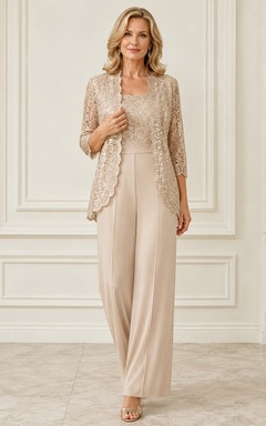 Conjunto de pantalón y chaqueta Champagne Mother con chaqueta larga de encaje, corpiño escotado y pantalón de pierna ancha.
