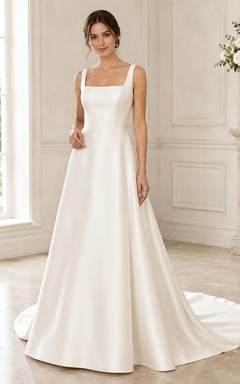 Vestido de novia minimalista de satén, corte en A, escote cuadrado, sin mangas, cola larga.