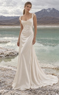 Sencillo vestido de novia vintage de charmeuse con cuello drapeado y mangas cortas transparentes.
