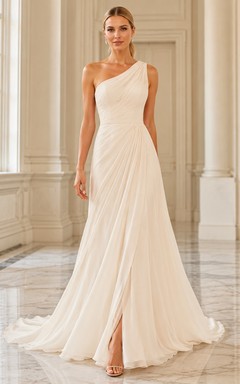 Robe de mariée moderne en mousseline de soie à une épaule, fendue sur le devant et avec traîne.