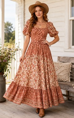 Vestido bohemio de gasa con estampado floral color óxido, cuello cuadrado y mangas abullonadas, estilo campestre.