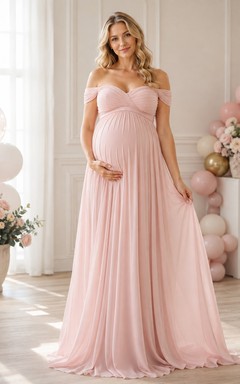 Romantisches, perlmuttrosa Chiffon-Umstandskleid mit schulterfreiem Ausschnitt, kurzen Ärmeln und Falten im Empire-Stil
