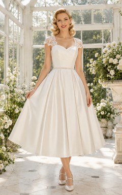 Vestido de novia vintage de satén con escote corazón, largo hasta la rodilla y mangas cortas de encaje, ideal para bodas al aire libre.