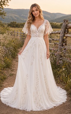 Robe de mariée champêtre en tulle, coupe trapèze, col en V, manches papillon, traîne chapelle, dos nu plongeant.