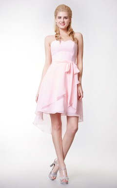 Robe courte en mousseline à décolleté asymétrique et jupe croisée