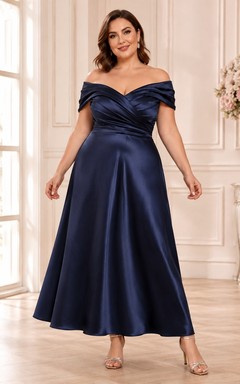 Robe de soirée grande taille bleu marine foncé en satin, coupe trapèze, épaules dénudées, longueur cheville, idéale pour les invitées.