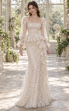 Robe de mariée fourreau en dentelle à manches longues, col carré et basque à volants cascade, avec basque et décolleté péplum.