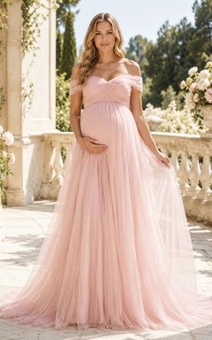 Vestido de maternidad romántico color rosa empolvado con hombros descubiertos, mangas cortas, tul, corte imperio y cola larga.