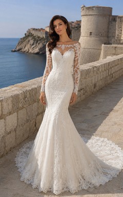 Robe de mariée sirène en dentelle à manches longues, style modeste, idéale pour une destination côtière.
