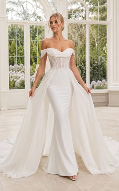Combinaison-pantalon en satin à épaules dénudées et manches courtes avec cape, robe de mariée moderne avec traîne chapelle