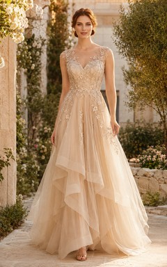 Lujoso vestido de gala color champán con escote en V, sin mangas, encaje floral, volantes de tul, corte en A y cola larga.