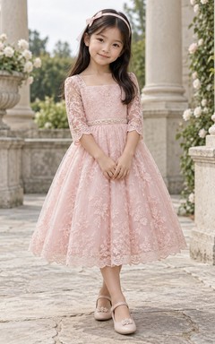 Vestido de niña de flores rosa con escote cuadrado, corte en A, encaje floral, mangas hasta el codo y borde festoneado.