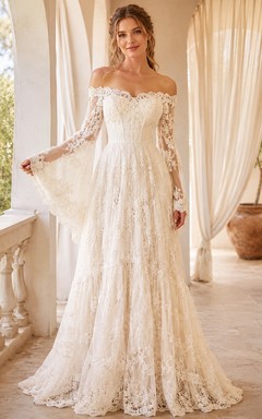 Vestido de novia romántico de encaje con hombros descubiertos, mangas acampanadas, corte en A y cola larga.