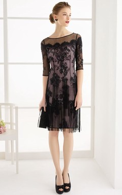 Robe de bal en dentelle à col rond, manches mi-longues et décolleté en V, ornée de franges et d'une encolure en V.