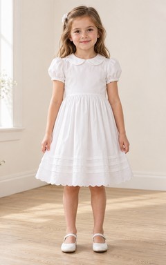 Vintage schlichtes weißes knielanges Blumenmädchenkleid mit Peter-Pan-Kragen, kurzen Puffärmeln, gerafften Manschetten, dreifach gerafftem Saum, Muschelkanten, A-Linien-Schnitt und Knopfleiste am Rücken