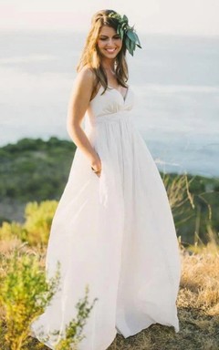Vestido de novia de playa de gasa con fruncido y corte imperio estilo A, estilo imperio, con tirantes finos.