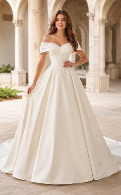 Robe de bal en satin à épaules dénudées et à traîne chapelle, boutonnée