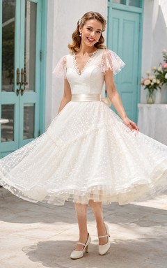 Vintage Teelänge Brautkleid mit V-Ausschnitt, mehrlagigen Volantärmeln, Spitze, Schleife und gepunktetem Tüll im Rockabilly-A-Linien-Stil