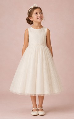 Vestido de niña de flores de tul color marfil con corte en A, sin mangas, escote joya y falda a la altura de la rodilla con pliegues suaves.