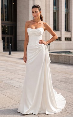 Vestido de novia blanco sencillo, elegante, con escote halter y corte en A, drapeado.