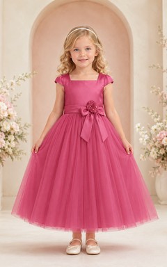 Robe de demoiselle d'honneur élégante en tulle rose framboise, coupe trapèze, sans manches, avec nœud et jupe à volants.