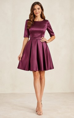Robe de bal courte plissée en satin prune, col bateau, manches mi-longues et coupe trapèze