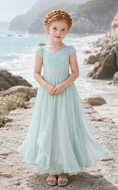 Blumenmädchenkleid aus salbeigrünem Chiffon-Tüll in A-Linie mit Rundhalsausschnitt und knielanger Silhouette, verziert mit einer Schärpe