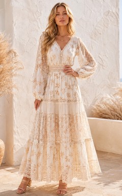 Cremefarbenes, geblümtes Chiffon-Maxikleid im Boho-Stil mit V-Ausschnitt, langen Ärmeln, Stufenrock und bodenlang