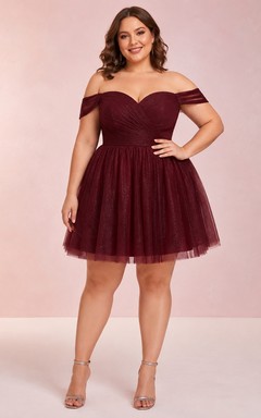 Vestido de cóctel corto de tul burdeos de corte A, romántico, de talla grande, con hombros descubiertos y mangas cortas.