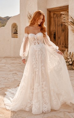 Spitzenkleid in A-Linie, schulterfrei, mit Poetenärmeln, Stufenrock und Bohème-Stil – ein perfektes Kleid für eine intime Hochzeit im Boho-Stil