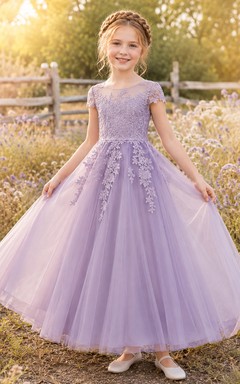 Robe de demoiselle d'honneur lavande à col montant, manches courtes, dentelle et tulle, coupe trapèze, longueur au sol