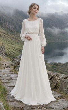 Vestido de novia sencillo de gasa con escote joya, corte en A, mangas largas, fruncido y cola.