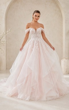 Romantisches Brautkleid aus Tüll in zartem Rosa mit schulterfreiem Ausschnitt und Rüschenschleppe