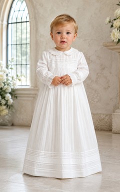 Weißes, langärmeliges, traditionelles Taufkleid mit Biesen und bodenlanger Passform für Jungen