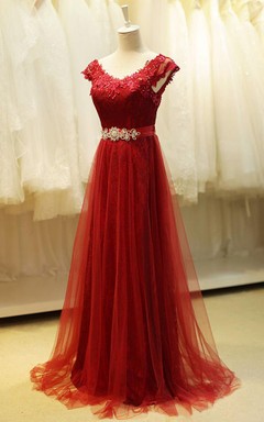 Robe trapèze à col en V ornée de perles et de détails en tulle
