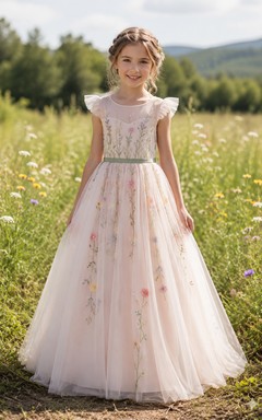 Vestido de niña de flores de tul bordado con flores campestres y mangas con volantes.
